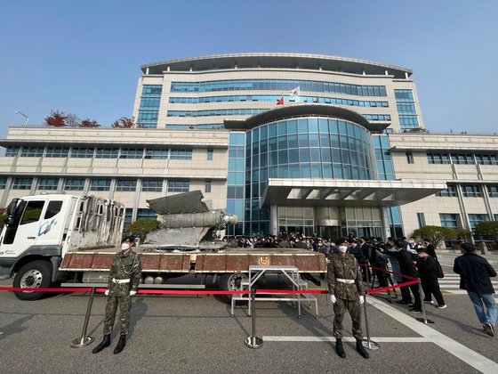 韓国軍当局が９日、国防部庁舎前で北朝鮮が２日に北方限界線（ＮＬＬ）を越えて発射したミサイルの残骸を公開した。ミサイル下段推進体の一部とみられる残骸がトラックに載せられている。キム・サンジン記者
