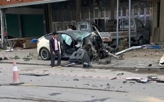 今月５日、中国広東省潮州市饒平県でテスラ「モデルＹ」が猛スピードで走行しながらバイクや車両などと衝突し、死傷者５人を出した。［写真　微博　キャプチャー］