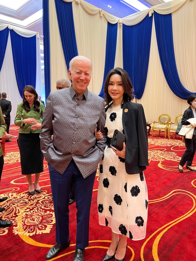 金建希夫人が１２日（現地時間）カンボジア・プノンペンで「ＡＳＥＡＮ＋３」議長国であるカンボジア首脳主催のガラ晩餐会に参加し、ジョー・バイデン米大統領と記念撮影を行っている。［写真　大統領室］