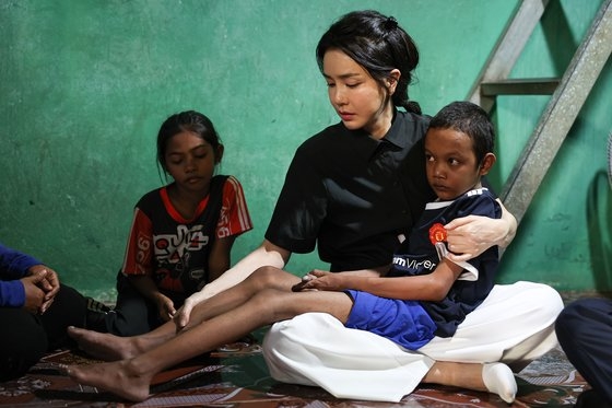 尹錫悦大統領の金建希夫人女史が１２日にカンボジアのプノンペンにある先天性心臓疾患の子どもの家を訪ね健康状態をみている。［写真　大統領室］