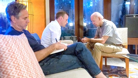 ジョー・バイデン米大統領が１６日、インドネシア・バリ島の宿舎でＴシャツ姿でポーランド大統領と電話会談を行っている。ジェイク・サリバン国家安保補佐官、アントニー・ブリンケン国務長官が同席している。［写真　米国大統領のツイッター］