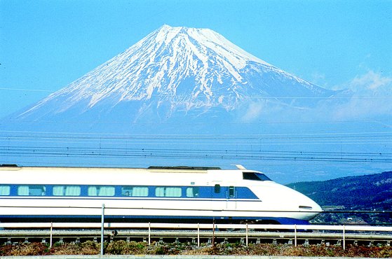 日本経済の高度成長期を象徴した新幹線が富士山を背景に走っている。
