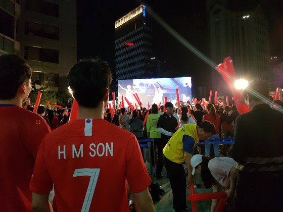 韓国サッカー代表チームのサポーター「赤い悪魔（プルグンアンマ、Ｒｅｄ　Ｄｅｖｉｌ）」。カタールＷ杯期間にも街頭応援を推進することにした。［写真　中央フォト］