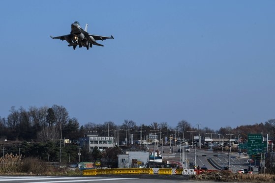 １６日午後、韓国空軍のＫＦ１６戦闘機が韓米連合非常滑走路接近訓練に向け慶尚北道永州の非常滑走路に接近している。［写真　韓国空軍］