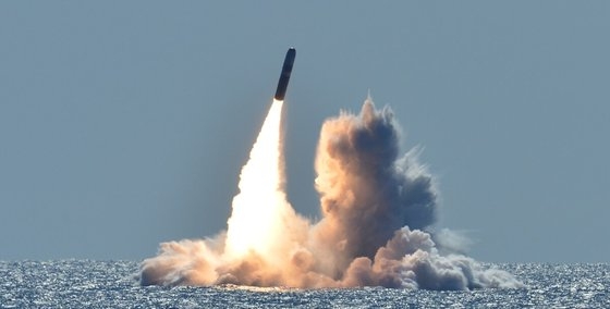 米国の戦略資産である原子力潜水艦が今後頻繁に韓半島（朝鮮半島）周辺海域に展開するだろうとの観測が出ている。写真は２０１８年５月２６日、米海軍のオハイオ級原子力戦略潜水艦「ネブラスカ」（ＳＳＢＮ　７３９）が米カリフォルニア州の近海で潜水艦発射ミサイル（ＳＬＢＭ）「トライデントＩＩ」を撃つ様子。このミサイルは訓練用で核弾頭を搭載していない。［写真　米海軍］