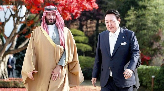 １７日、訪韓したサウジアラビアのムハンマド・ビン・サルマン皇太子兼首相と歓談する尹錫悦（ユン・ソクヨル）大統領。［写真　韓国大統領室］
