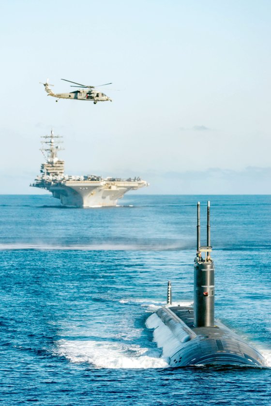 ９月３０日、韓日米対潜水艦戦訓練に参加した米国の原子力潜水艦「アナポリス」と原子力空母「ロナルド・レーガン」　［写真＝海軍］