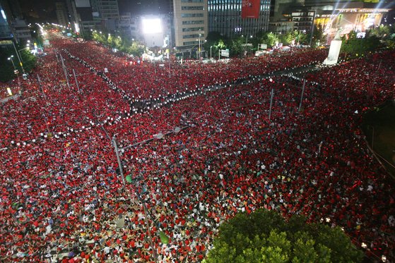 ２００６年６月２４日（日本時間）、ソウル光化門付近で、ドイツＷ杯のスイス戦を応援する韓国のサポーター「レッドデビルズ」［中央フォト］