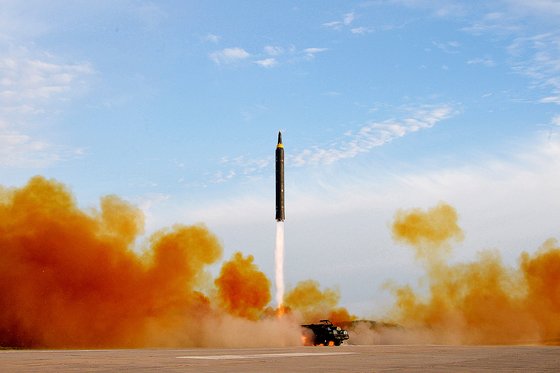 北朝鮮が２０１７年９月１６日に朝鮮中央通信で公開した中距離弾道ミサイル（ＩＲＢＭ）「火星１２」の発射シーン。北朝鮮が前日、太平洋上に発射した「火星１２」は、日本列島を通過した。　［中央フォト］