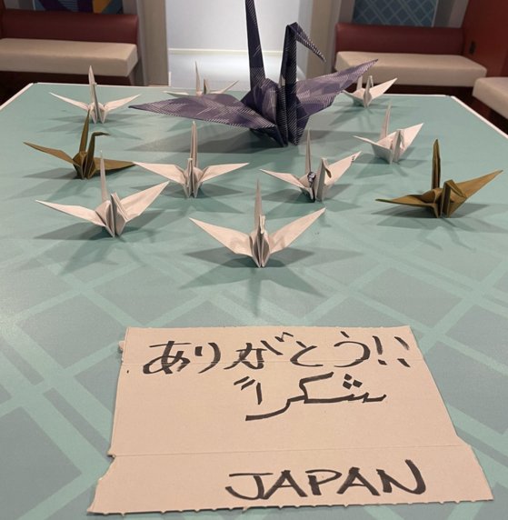 日本代表が更衣室に残して行った感謝を伝えるメッセージとカード。［写真　ＦＩＦＡ公式ツイッター　キャプチャー］