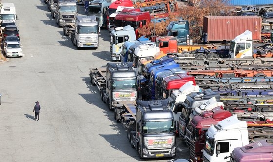 貨物連帯がゼネストに突入した２４日午後、釜山南区（プサン・ナムグ）のある貨物車駐車場に運行を止めたトレーラーが駐車されている。民主労総公共運輸労組貨物連帯本部は、「安全運賃制日没制」の廃止と適用車種・品目の拡大などを要求し、同日０時からゼネストに入った。ソン・ボングン記者