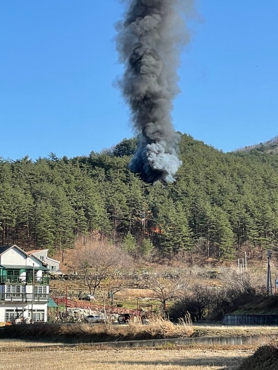 墜落現場で発生した煙［写真　襄陽郡］