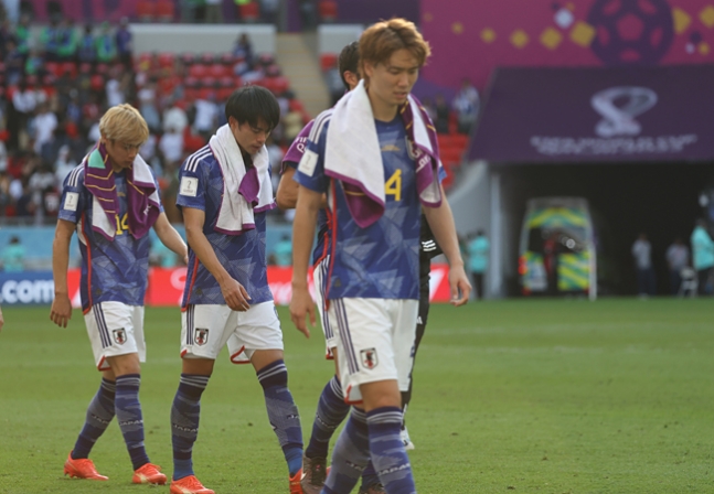 カタールＷ杯のコスタリカ戦に敗れ、うなだれる日本の選手　［写真＝ニューシス］