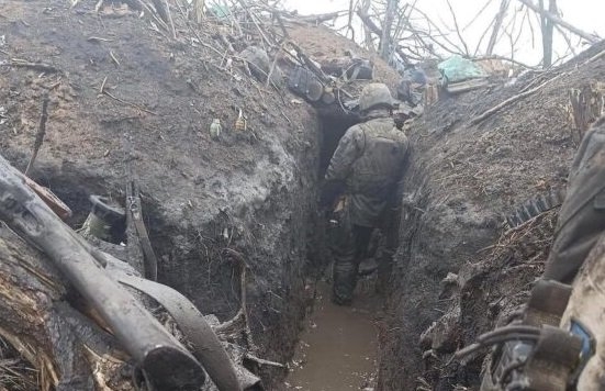 ウクライナ・ドネツク地域のバフムトではウクライナ兵士が塹壕を掘ってロシア軍に対抗している。　写真＝ウクライナ外務省　ホームページ　キャプチャー