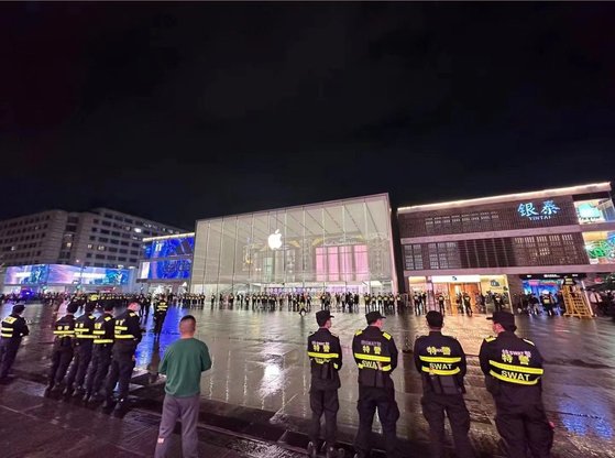２８日に封鎖反対デモが予定された杭州のショッピング街で警察がものものしい警備を広げている。［ツイッター　キャプチャー］