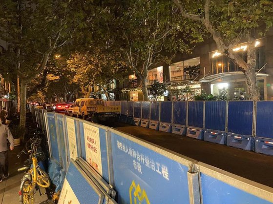２８日に先週に起きたウルムチでの火災事故犠牲者を追悼するデモが行われた上海のウルムチ通りにフェンスが立てられた。［ツイッター　キャプチャー］