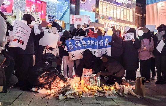 ３０日午後、ソウル・弘大の通りで２００人余りの中国人が中国政府のゼロコロナ政策に反対する「白紙デモ」を行った。キム・ナミョン記者