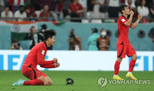 フェイスガードを外して歓呼する孫興ミン（ソン・フンミン）選手。［写真　聯合ニュース］