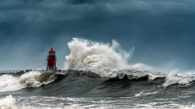 世界気象機関（ＷＭＯ）の２０２３カレンダー写真に選定されたパク・フンスン氏の作品「激浪の海」　ＷＭＯ