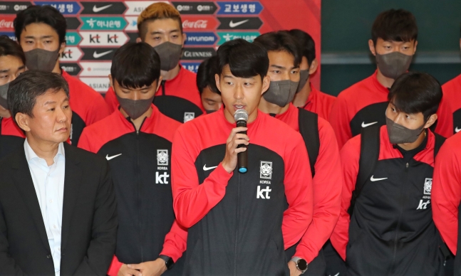 １２年ぶりにＷ杯１６強入りを果たして帰国したサッカー韓国代表の主将・孫興ミン（ソン・フンミン、真ん中）　キム・ソンリョン記者