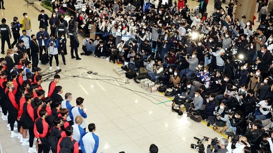 仁川（インチョン）国際空港の入国場はサッカー韓国代表を迎えるファンおよびメディアの熱気に包まれた。　キム・ソンリョン記者