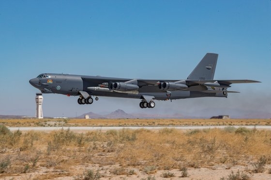 米空軍はＢ－５２Ｈ戦略爆撃機に搭載した「ＡＲＲＷ」極超音速ミサイルを５月と７月に試験発射し、成功した。写真は２０２０年８月８日、米カリフォルニア州エドワーズ空軍基地から離陸するＢ－５２Ｈ。　写真＝米空軍