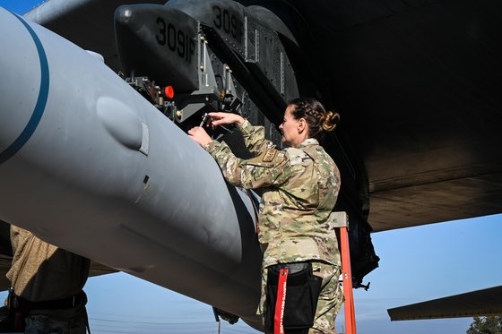 ２日（現地時間）、米ルイジアナ州バークスデール空軍基地で将兵がＢ－５２Ｈ戦略爆撃機に極超音速ミサイル「ＡＲＲＷ」を装着している。　写真＝米空軍
