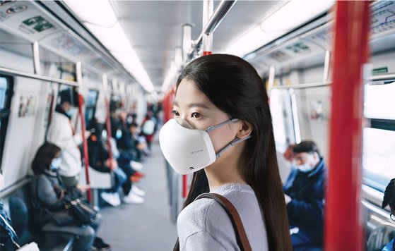 ＬＧエレクトロニクスが新概念電子式マスク「ＬＧピュリケアマスク」を８日、発売した。新製品は韓国で始めて韓国空気清浄協会のＥＭ（電子式マスク）認証を受け、人体工学的デザインと肌への刺激を最小限化したシリコン素材でソフトな着用感を提供している。［写真　ＬＧエレクトロニクス］