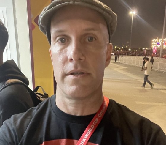 サッカー・ワールドカップを取材していた米国人記者のグラント・ウォール氏がスタジアムで急死した。［ツイッター　キャプチャー］