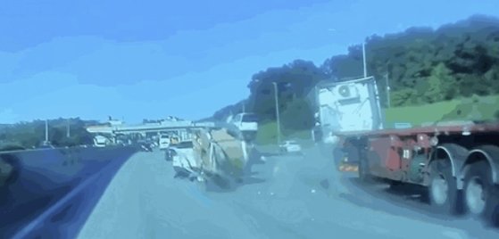 大型貨物車から２４トンのコイルが高速道路上に転落し、隣を走る乗用車と接触する映像が公開された。　（ユーチューブ「ハン・ムンチョルＴＶ」　キャプチャー)