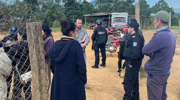 メキシコ住民銃撃事件現場で住民の証言を聞く警察［写真　メキシコ・ゲレロ州公安省］