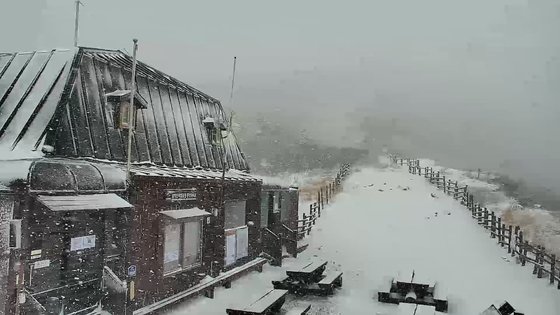 １０月２４日、雪岳山の中青（チュンチョン）避難小屋周辺に雪が降り積もっている。［写真　雪岳山事務所］