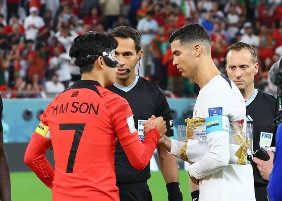 ２日（現地時間）、２０２２カタールＷ杯Ｈ組最終戦の韓国－ポルトガル戦で、孫興ミン（ソン・フンミン）とロナウドがあいさつしている。　キム・ヒョンドン記者