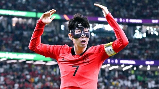 ２日（現地時間）、カタールＷ杯Ｈ組最終戦の韓国－ポルトガル戦の後、ファンにあいさつする孫興ミン　キム・ヒョンドン記者