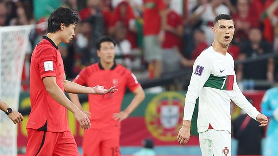 韓国選手と言い争うロナウド選手（右）。［写真　聯合ニュース］