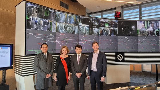 １６日（現地時間）、フランス・パリ交通公団（ＲＡＴＰ）を訪問したユ・デジョン駐フランス韓国大使（右から２番目）。［写真　駐フランス韓国大使館］