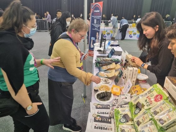 ８月、オーストラリア・シドニーである現地消費者が味付け海苔商品を見ている。［写真　海洋水産部］