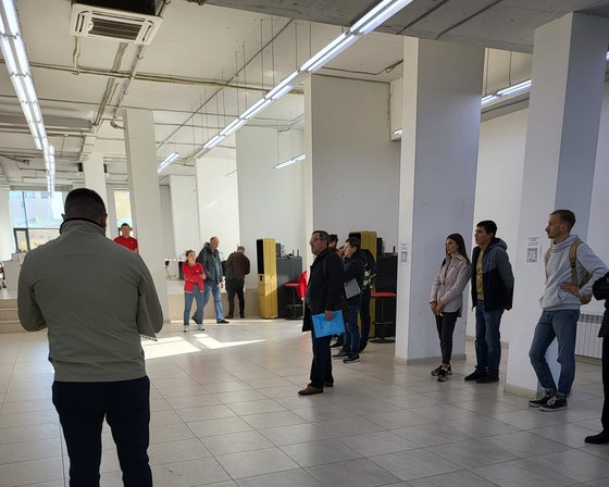 今年１０月１３日（現地時間）、カザフスタンのカスピ銀行でロシア人に別途のサービスを提供するために作られた首都アスタナ臨時支店でロシア人がカードの発給を受けるために待機している。キム・ホンボム記者