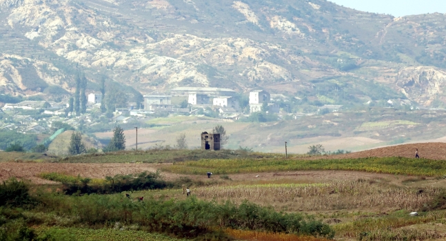 １０月に撮影された北朝鮮住民たちの姿。［写真　共同取材団］