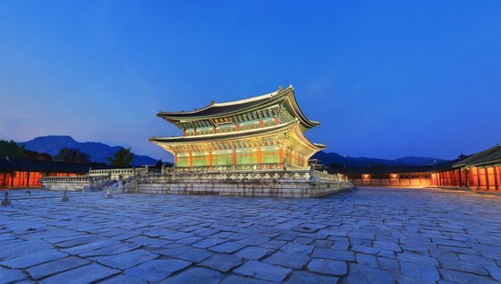 景福宮勤政殿の夜景［写真　文化財庁］