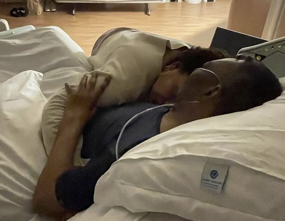 がん闘病中の「サッカーの皇帝」ペレさんが娘を抱いたまま病床に横たわっている。［インスタグラム　キャプチャー］