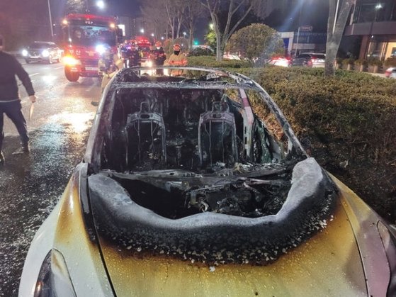 火災が起きたテスラの車両。［写真　釜山警察庁］