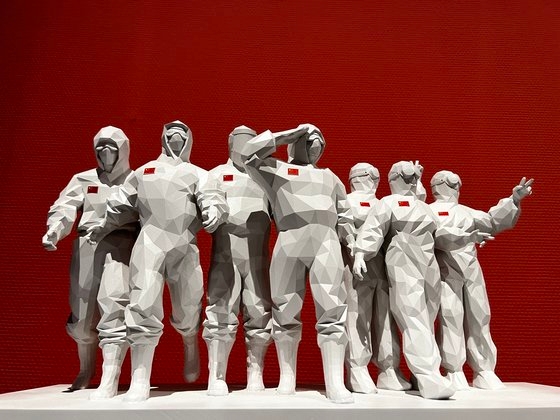 北京の中国共産党歴史展覧館４階特別展示室に展示中の彫刻「戦死の戦甲」馮燕京、２０２２年作。シン・キョンジン特派員
