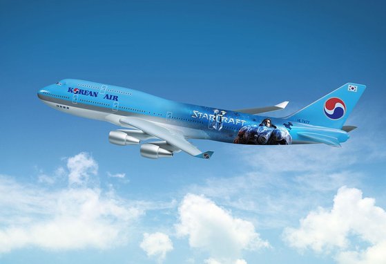大韓航空がｅスポーツゲーム後援会社としてゲーム「スタークラフト」のキャラクターイメージが描かれた航空機を運行した。中国政府は２６日、大韓航空とアシアナ航空の企業結合を承認した。［写真　大韓航空］