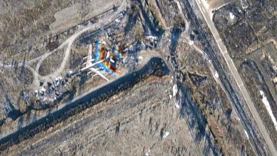 ３日、ロシア・サラトフのエンゲルス空軍基地の北東で飛行中の爆撃機。米国の衛星写真プロバイダー・マクサーテクノロジーズの提供。