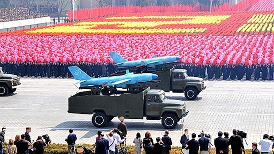 北朝鮮が２０１２年４月の軍事パレードで公開した北朝鮮無人機。北朝鮮は２６日に無人機５機で挑発した。［中央フォト］