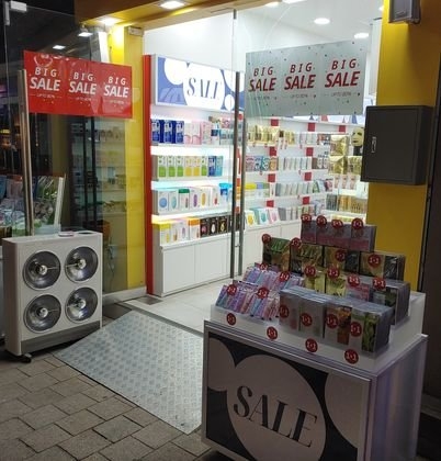 先月２７日、ドアを開放したまま暖房をしているソウル・明洞の店。明洞だけでこうした店が最小数十カ所に達した。チョン・ジョンフン記者