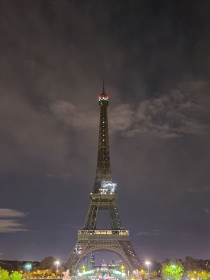 夜１１時４５分に照明が消えたエッフェル塔。エネルギー危機で消灯が１時間以上早まった。チョン・ジョンフン記者