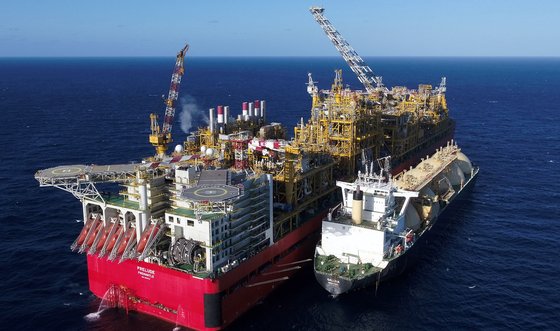 オーストラリアのプレリュード事業の浮体式式液化プラント（ＦＬＮＧ）。［写真　韓国ガス公社］