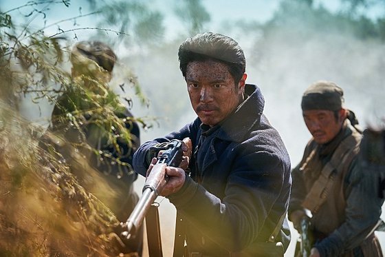 映画『英雄』で安重根が銃を向ける場面　（写真＝ＣＪ　ＥＮＭ）